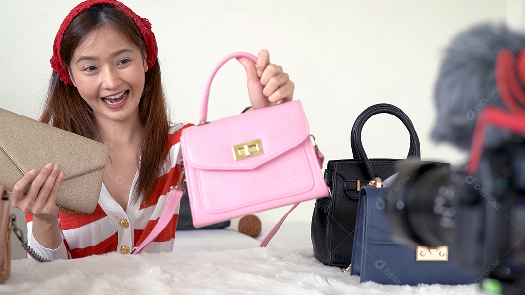 Bela jovem asiática vlogger com bolsa de apresentação