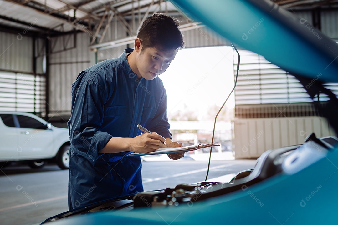 O mecânico examina e faz a manutenção de carro