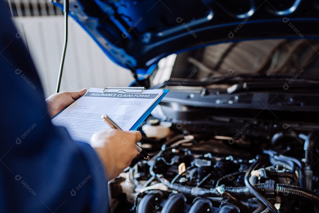 O mecânico examina e faz a manutenção de carro