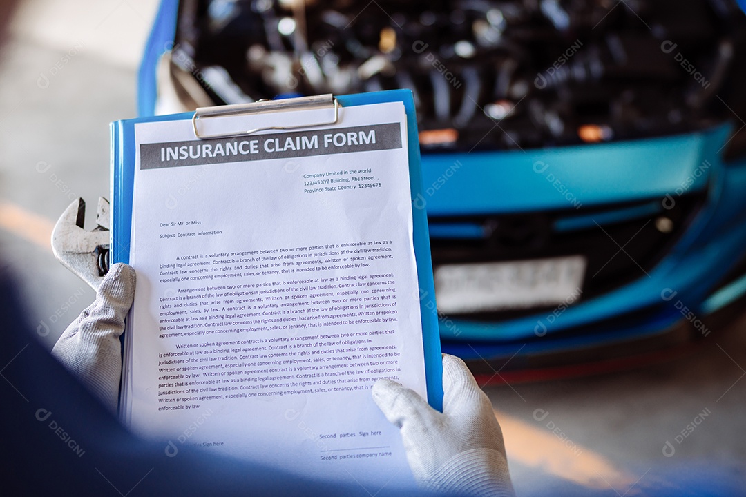 O mecânico examina e faz a manutenção o carro