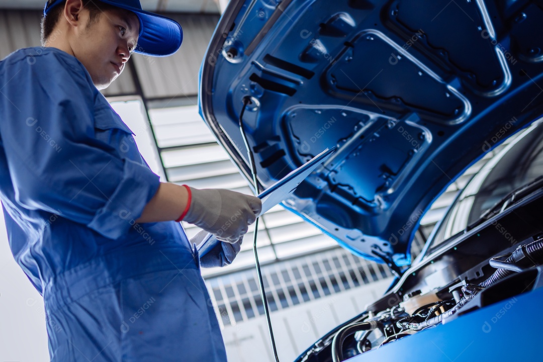 O mecânico examina e faz a manutenção o carro