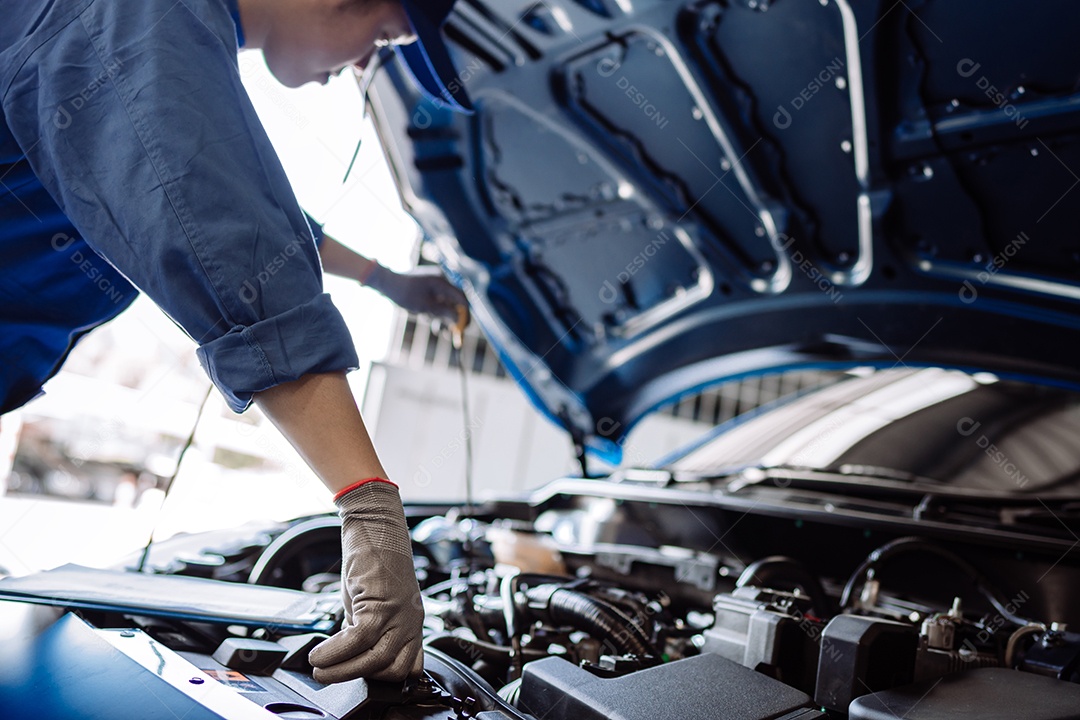O mecânico examina e faz a manutenção o carro