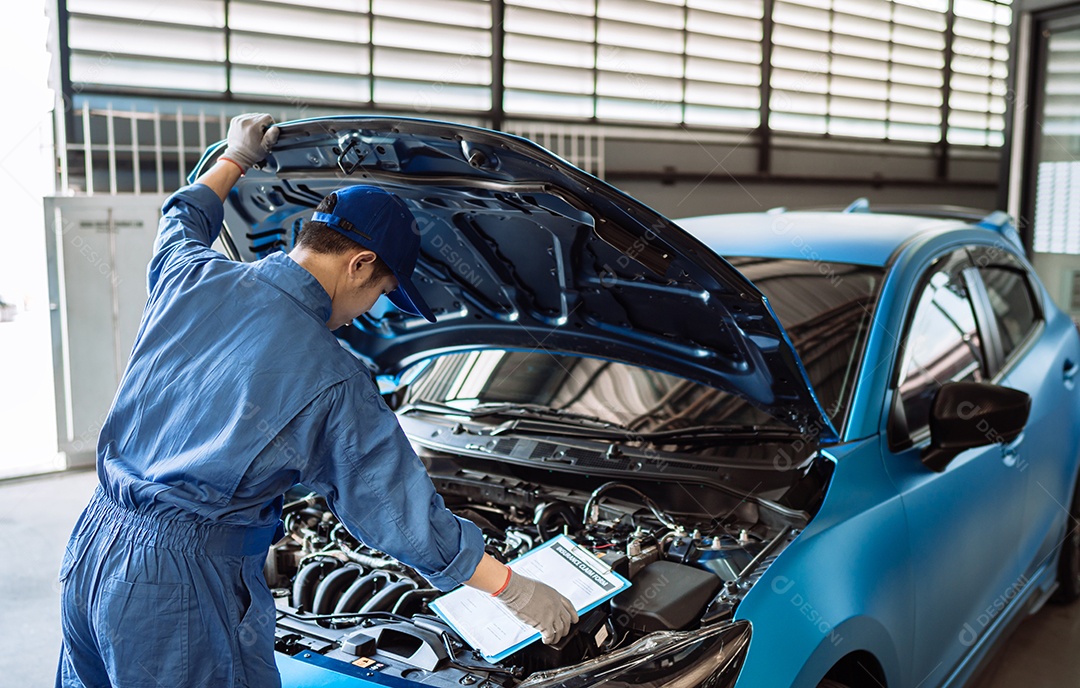 O mecânico examina e faz a manutenção o carro