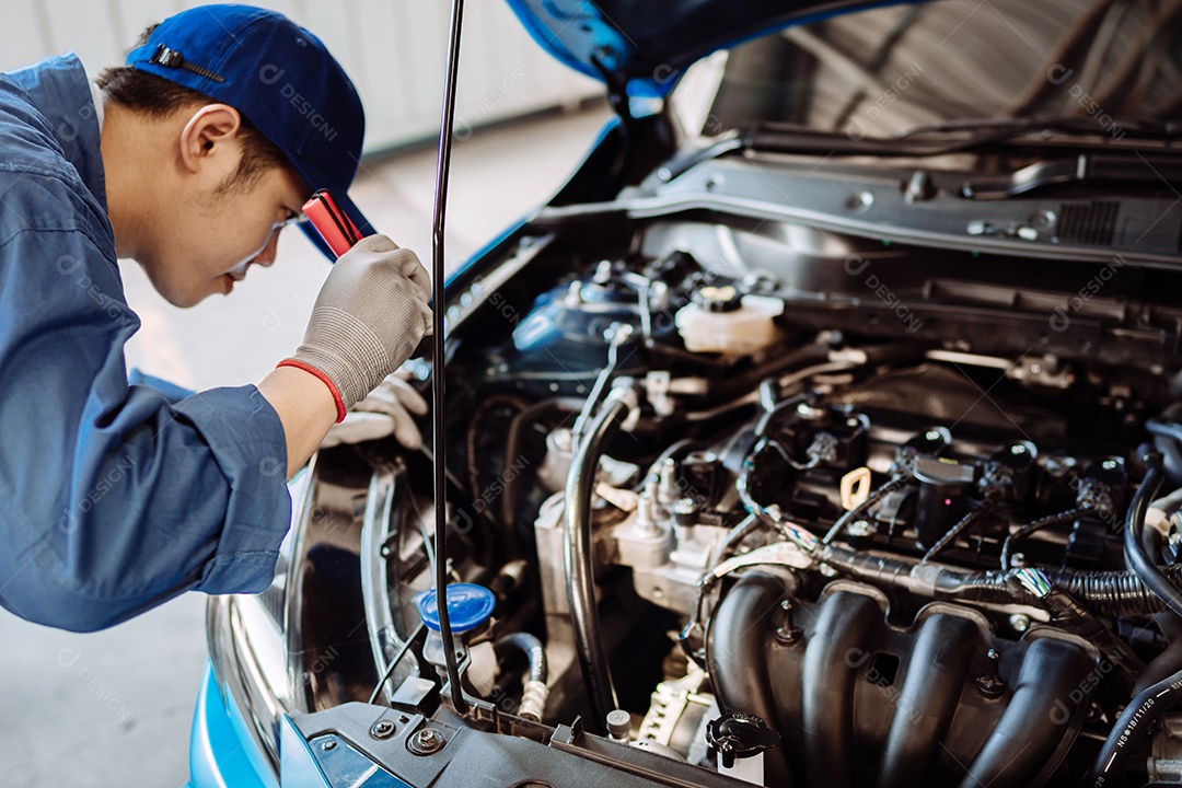 Homem mecânico examinando e fazendo manutenção no carro