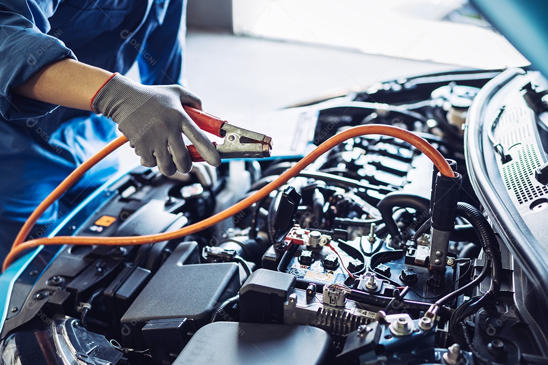 Homem mecânico examinando e fazendo manutenção no carro
