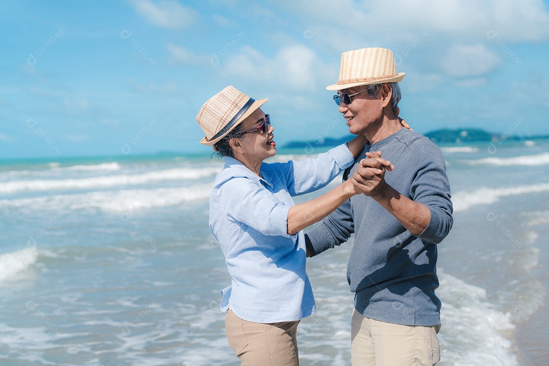 Casal asiático sênior idoso relaxando na praia