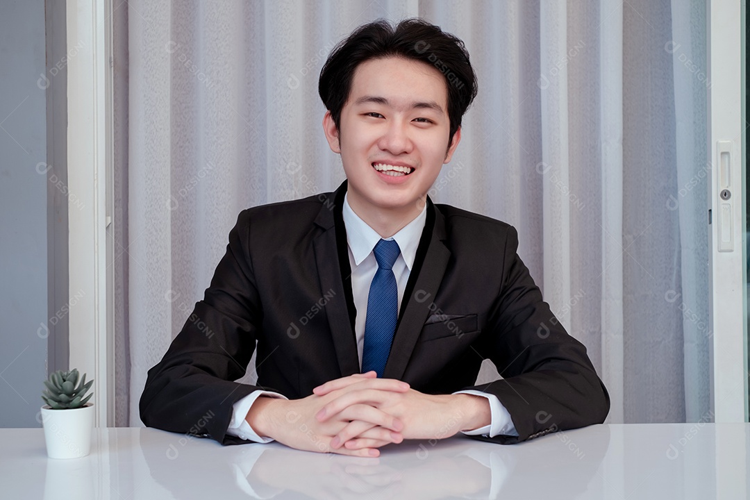 Jovem empresário asiático sorridente no escritório