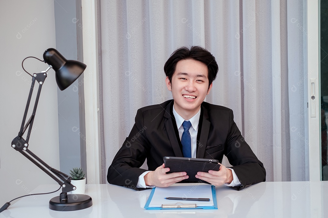 Jovem empresário asiático sorridente no escritório