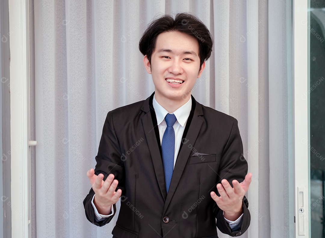 Jovem empresário asiático sorridente no escritório