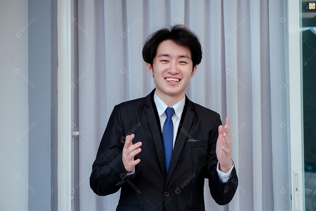 Jovem empresário asiático sorridente no escritório