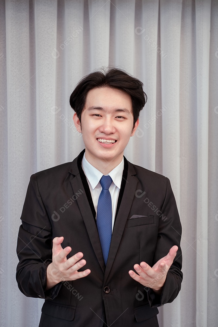 Jovem empresário asiático sorridente no escritório