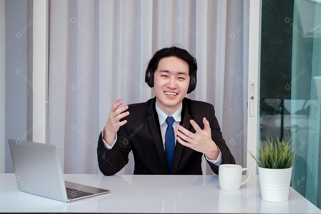 Jovem empresário asiático sorridente no escritório