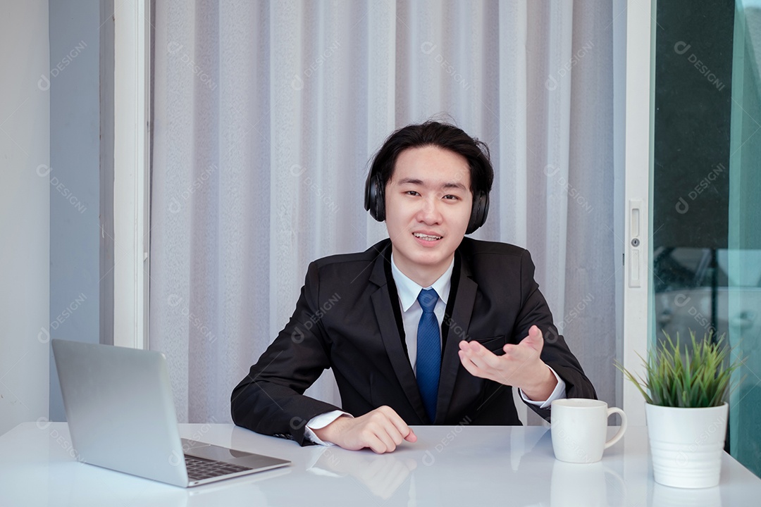 Jovem empresário asiático sorridente no escritório