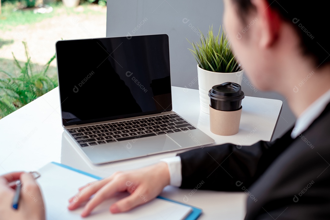 Jovem empresário asiático sorridente no escritório
