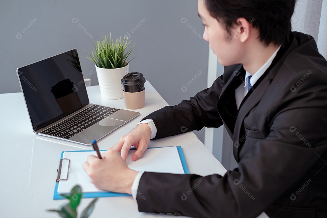 Jovem empresário asiático sorridente no escritório