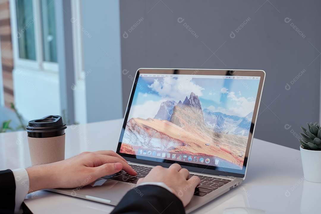 Jovem empresário usando computador portátil