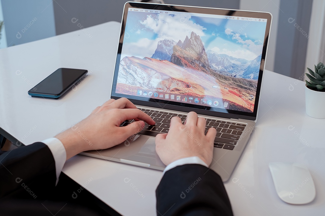 Jovem empresário usando computador portátil