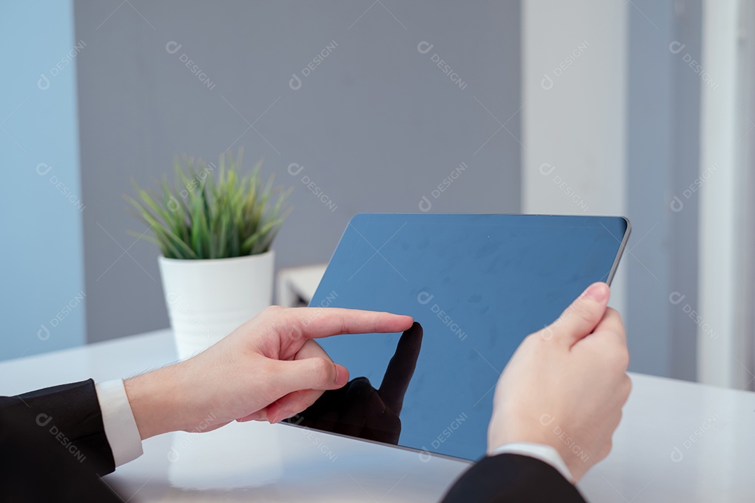 Jovem empresário usando tablet digital