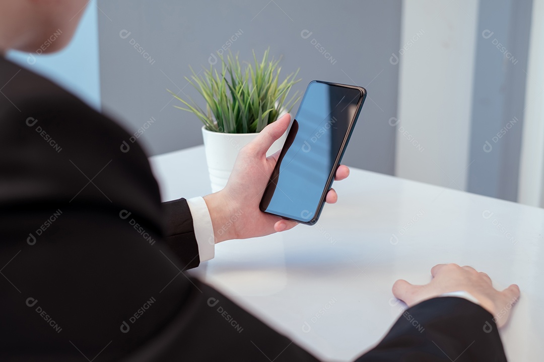 Jovem empresário usando smartphone