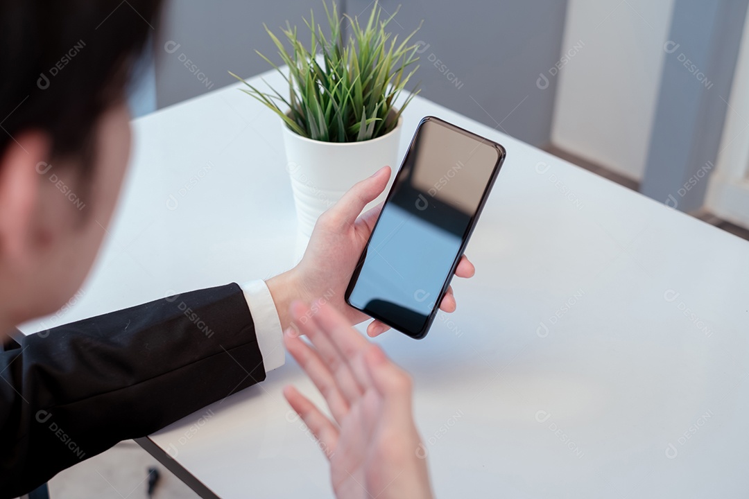 Jovem empresário usando smartphone