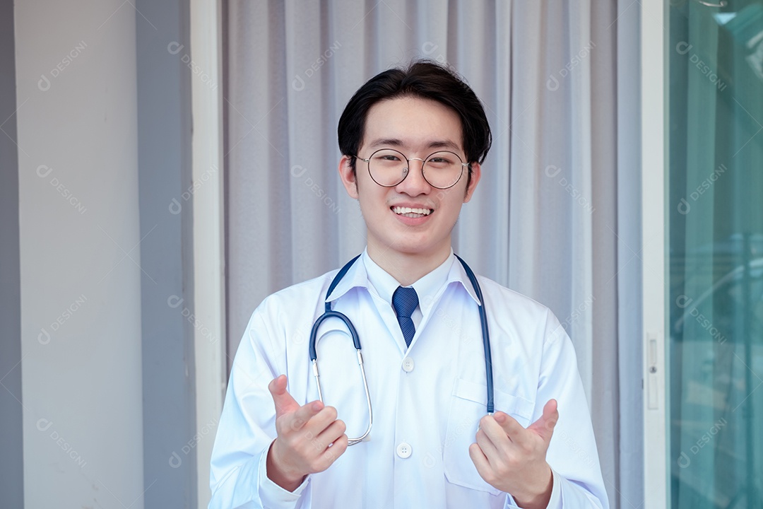 Jovem médico asiático em consultório