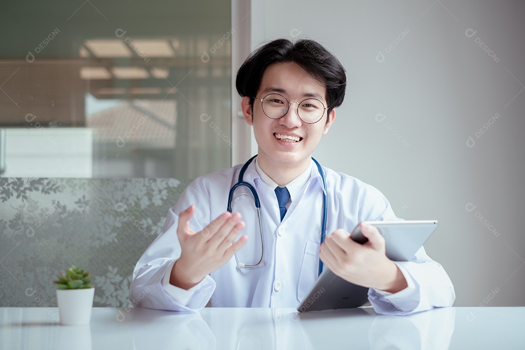 Jovem médico asiático em consultório