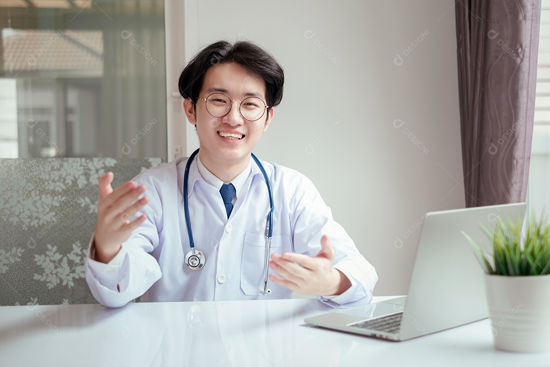 Jovem médico asiático em consultório