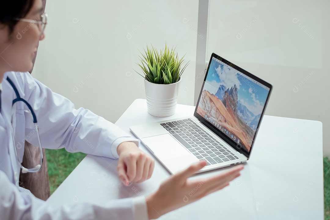 Jovem médico asiático em consultório