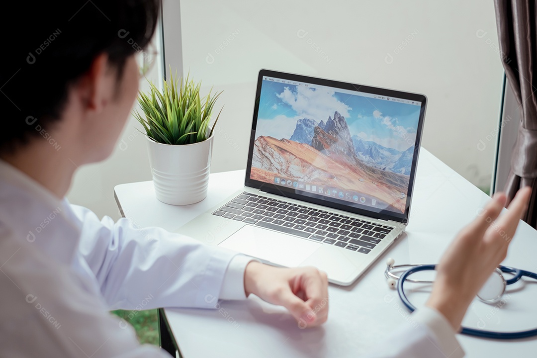 Jovem médico asiático em consultório