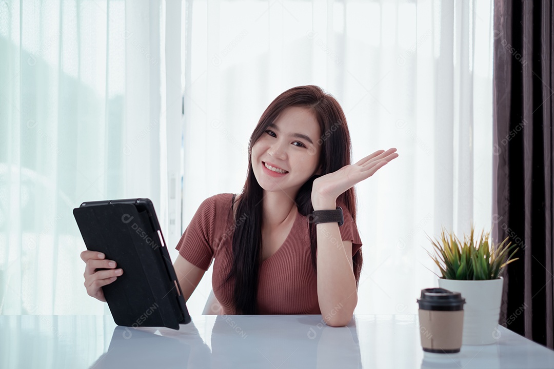 Jovem asiática sorridente usando tablet digital