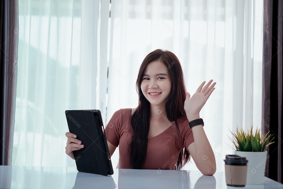 Jovem asiática sorridente usando tablet digital