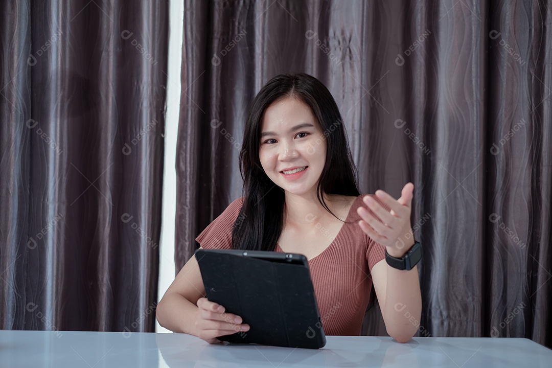 Jovem asiática sorridente usando tablet digital