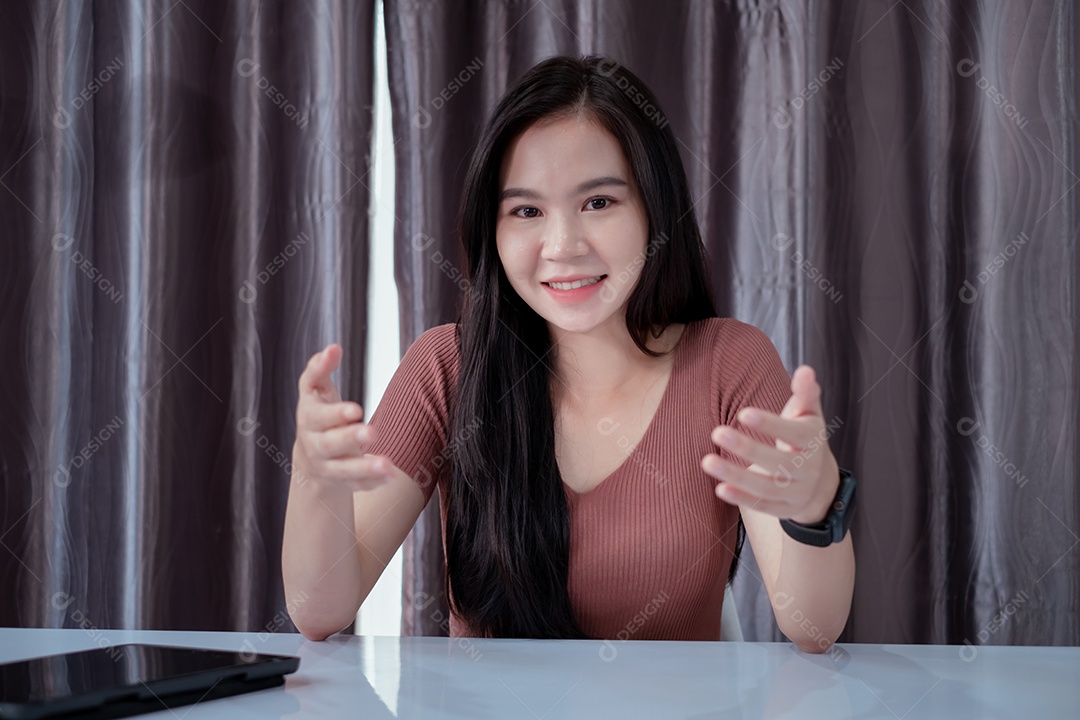 Jovem asiática sorridente usando tablet digital