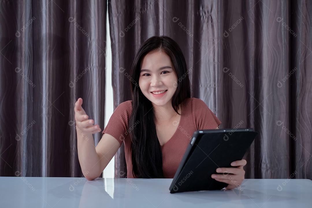 Jovem asiática sorridente usando tablet digital