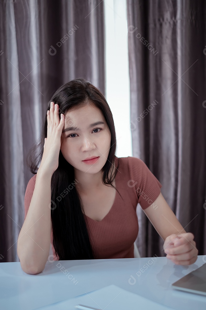 Jovem asiática preocupada com o trabalho