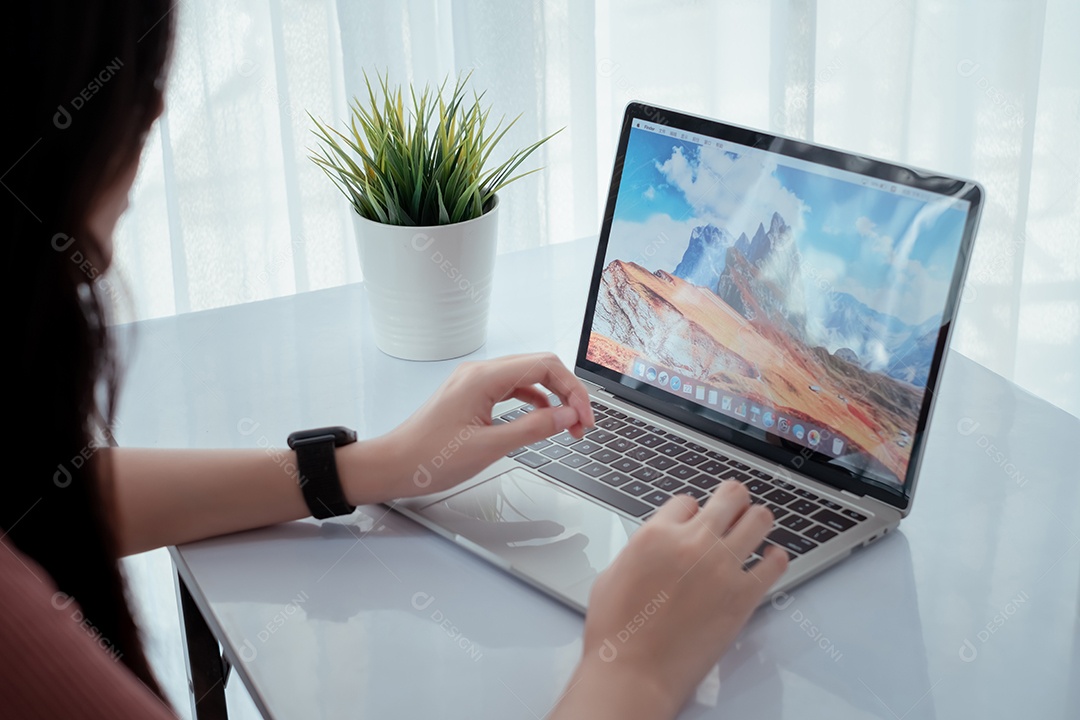 Mulher trabalhando pelo tablet digital