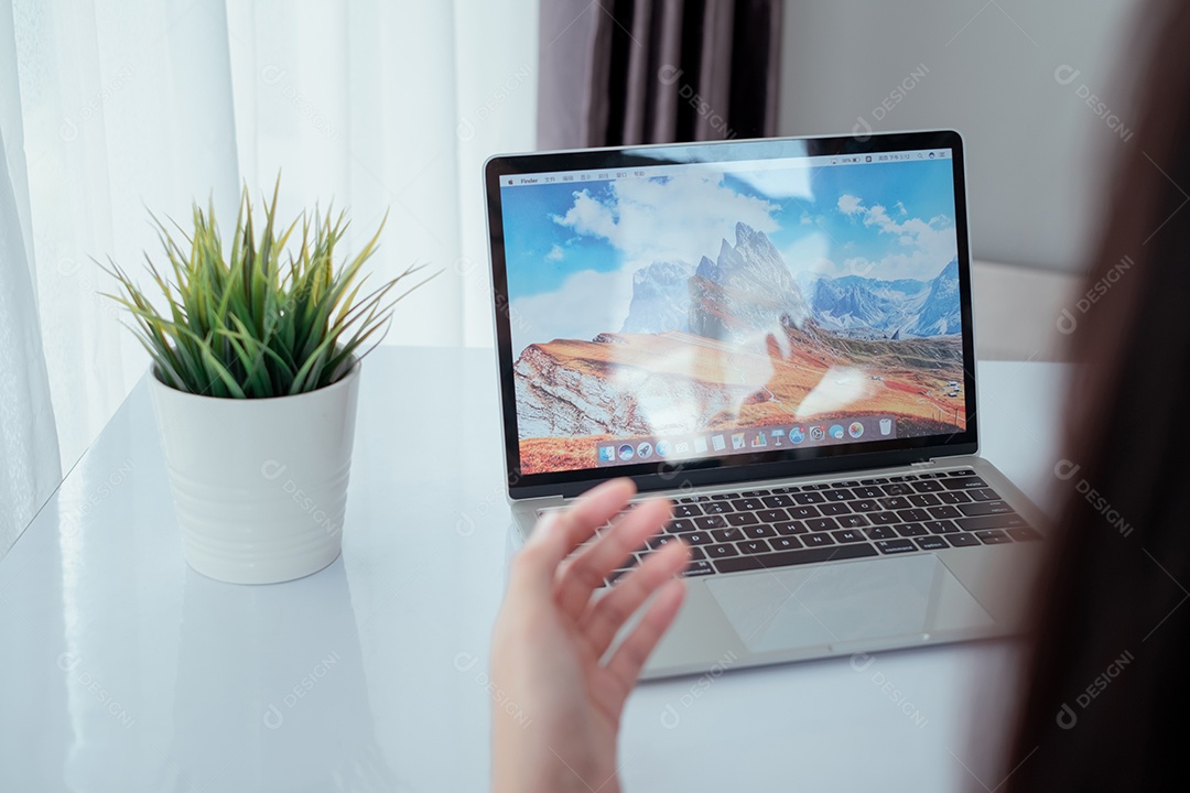 Mulher trabalhando pelo tablet digital