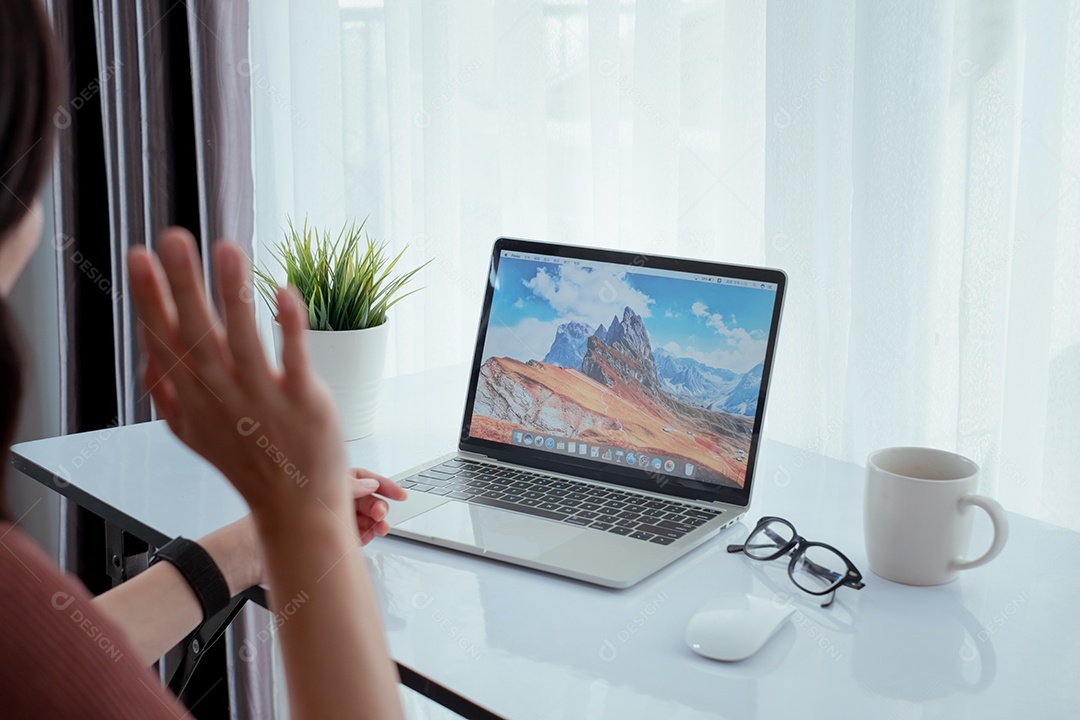 Mulher trabalhando pelo tablet digital com xícara de café