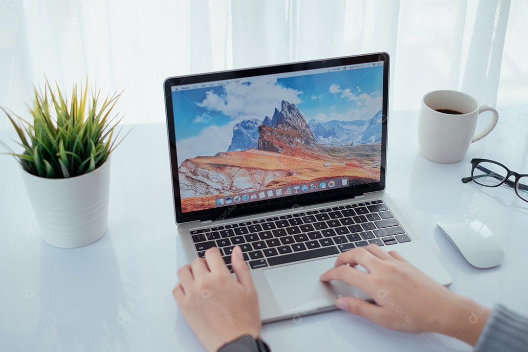 Mulher trabalhando pelo tablet digital com xícara de café