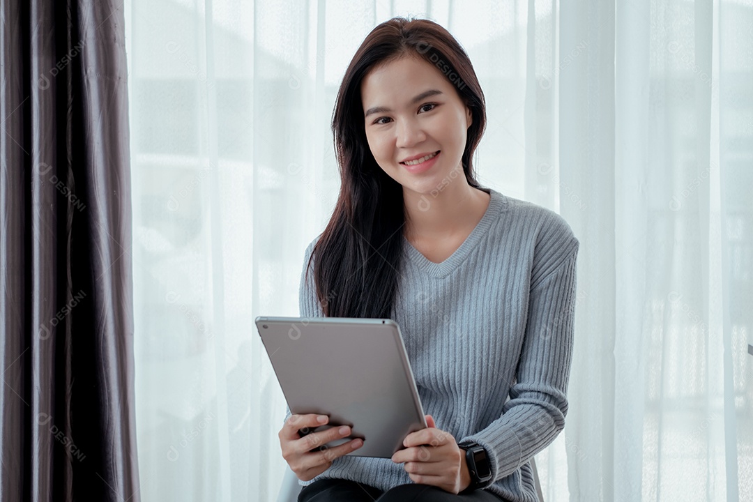 Jovem mulher asiática usando tablet digital