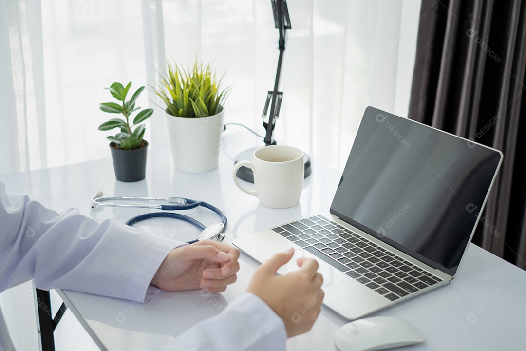 Mulher médica em consultório