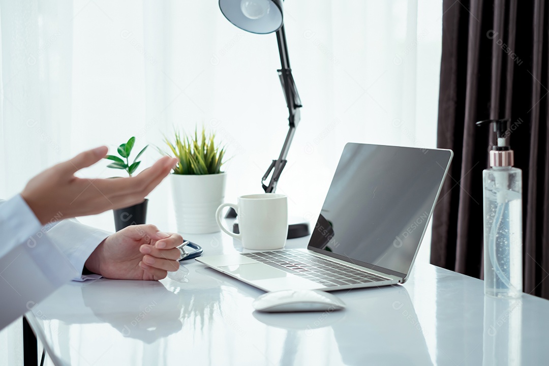 Mulher médica em consultório