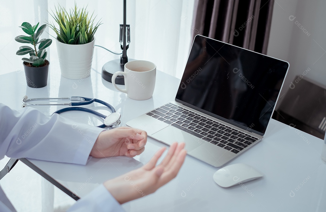 Mulher médica em consultório