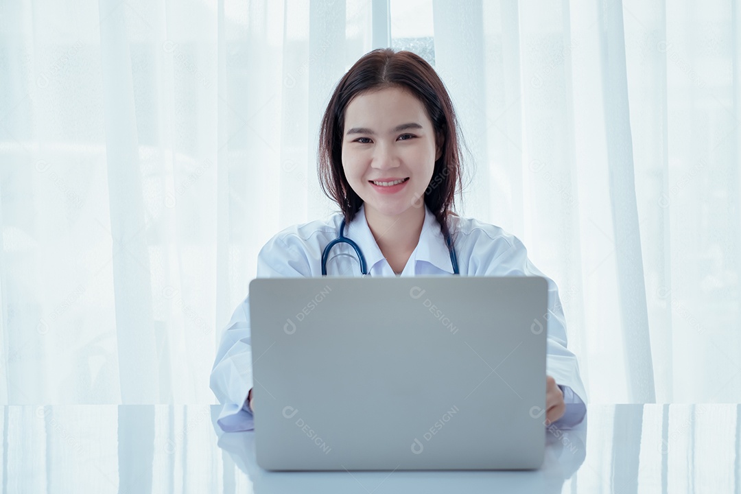 Mulher médica em consultório