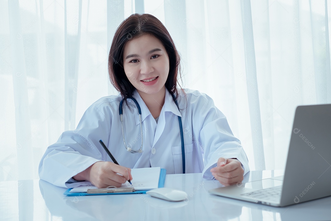 Mulher médica em consultório