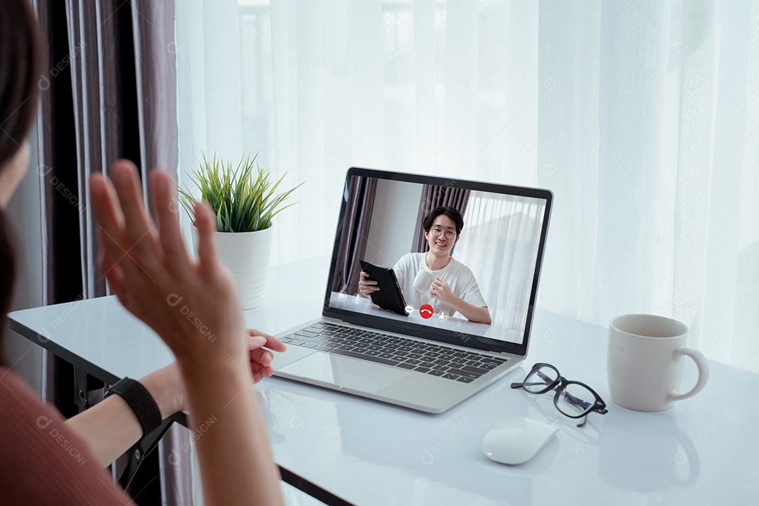 Interface de usuário de videoconferência de negócios asiáticos em laptop on-line