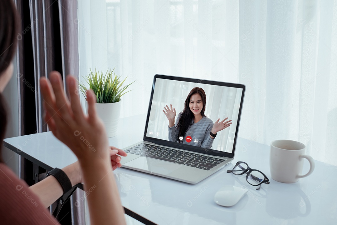 Interface de usuário de videoconferência de negócios asiáticos em laptop on-line