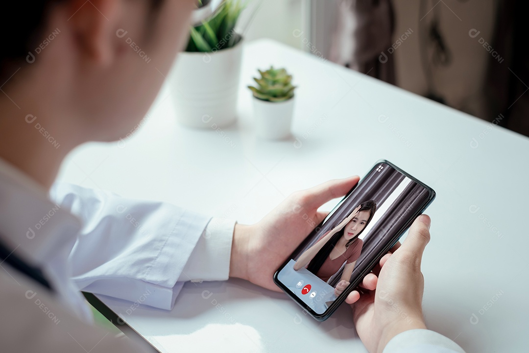 Videoconferência médica asiática com discussão sobre atendimento ao paciente