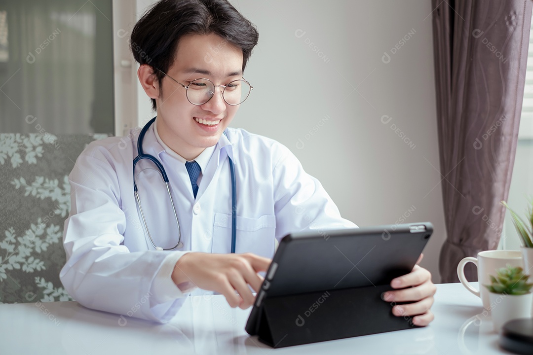 Médico do sexo masculino trabalhando com tablet na clínica