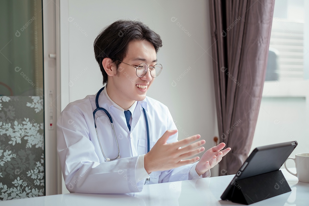 Médico do sexo masculino trabalhando com tablet na clínica